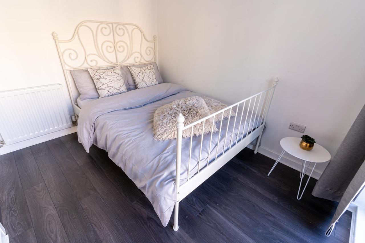 Spacious 3 Bedroom House In Glasgow City With Private Parking & Garden Exterior photo