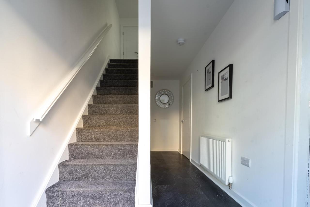 Spacious 3 Bedroom House In Glasgow City With Private Parking & Garden Exterior photo